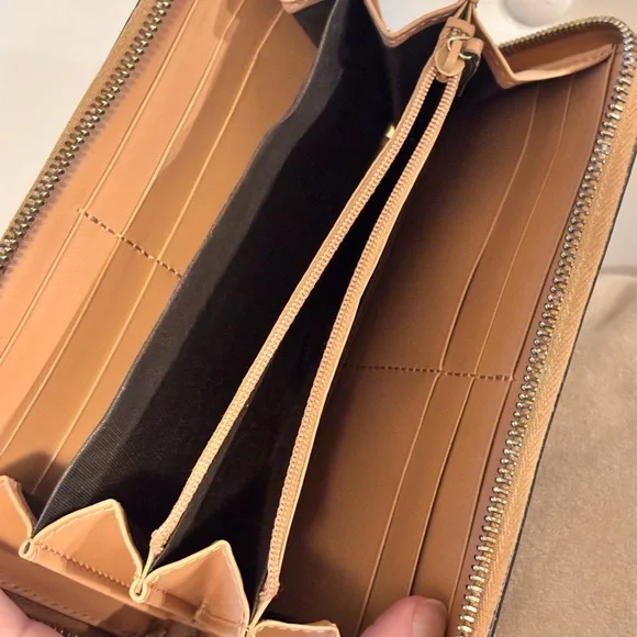 GUCCI GG Embossed Tan Leather Zippy Wallet EUC - Picture 9 of 12